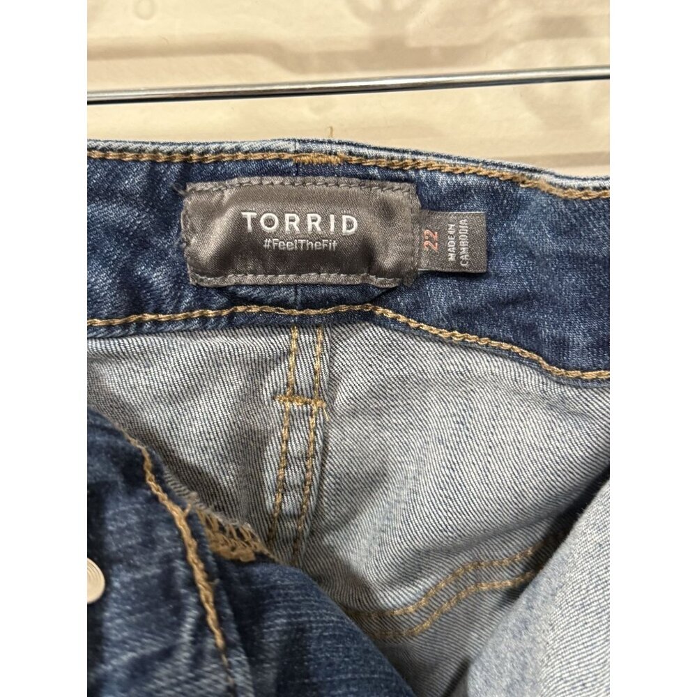 Torrid Denim Distressed Cutoff Jean Shorts Medium Wash Womens Size 22 - Picture 4 of 5